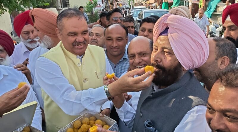 ਬਰਨਾਲਾ ਵਿਖੇ ਭਾਜਪਾ ਨੇ ਲੱਡੂ ਵੰਡ ਕੇ ਜਿੱਤ ਦਾ ਜਸ਼ਨ ਮਨਾਇਆ  ਬੰਗਾਲ ਤੋਂ ਬਾਅਦ ਹੁਣ ਪੰਜਾਬ ਦੀ ਵਾਰੀ : ਕੇਵਲ ਸਿੰਘ ਢਿੱਲੋਂ