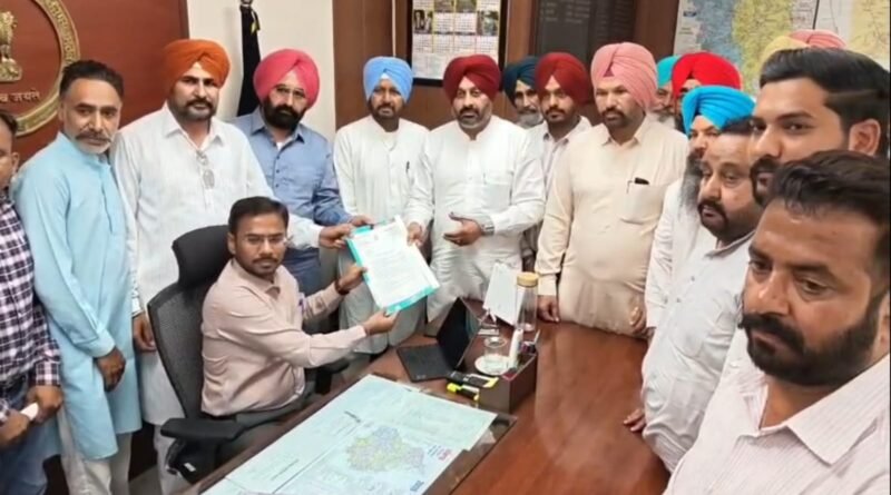 ਵਿਰੋਧੀ ਧਿਰ ਕਾਂਗਰਸ ਵੱਲੋਂ ਮੁੱਖ ਮੰਤਰੀ ਦੇ ਵਿਹਾਰ ਅਤੇ ਸਰਕਾਰ ਦੀ ਕਾਰਗੁਜ਼ਾਰੀ ਖ਼ਿਲਾਫ਼ ਗਵਰਨਰ ਦੇ ਨਾਮ ਮੰਗ ਪੱਤਰ