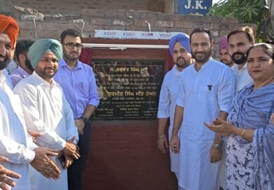 ਬਰਨਾਲਾ ਵਿੱਚ ਲਗਭਗ ਪੌਣੇ ਦੋ ਕਰੋੜ ਰੁਪਏ ਦੀ ਲਾਗਤ ਨਾਲ ਸ਼ਹਿਰ ਦੀਆਂ ਮੁੱਖ ਸੜਕਾਂ ਦੇ ਨਵੀਨੀਕਰਨ ਅਤੇ ਚੌੜਾਈਕਰਨ ਦੇ ਕੰਮ ਦੀ ਸ਼ੁਰੂਆਤ ਹੋ ਗਈ ਹੈ। ਇਸ ਵਿਕਾਸ ਕਾਰਜ ਦਾ ਨੀਂਹ ਪੱਥਰ ਸੰਘਰੂਰ ਤੋਂ ਲੋਕ ਸਭਾ ਮੈਂਬਰ Gurmeet Singh Meet Hayer ਵੱਲੋਂ ਰੱਖਿਆ ਗਿਆ।