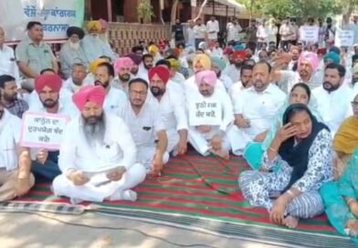 ਬਰਨਾਲਾ :ਕਾਂਗਰਸੀ ਵਿਧਾਇਕ ਕਾਲਾ ਢਿੱਲੋਂ ਵੱਲੋਂ ਸਰਕਾਰ ਅਤੇ ਪੁਲਿਸ ਖ਼ਿਲਾਫ਼ ਸੰਘਰਸ਼ ਸ਼ੁਰੂ, ਸਾਥੀਆਂ ਸਮੇਤ ਭੁੱਖ ਹੜਤਾਲ ‘ਤੇ ਬੈਠੇ 