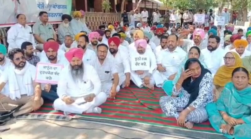 ਬਰਨਾਲਾ :ਕਾਂਗਰਸੀ ਵਿਧਾਇਕ ਕਾਲਾ ਢਿੱਲੋਂ ਵੱਲੋਂ ਸਰਕਾਰ ਅਤੇ ਪੁਲਿਸ ਖ਼ਿਲਾਫ਼ ਸੰਘਰਸ਼ ਸ਼ੁਰੂ, ਸਾਥੀਆਂ ਸਮੇਤ ਭੁੱਖ ਹੜਤਾਲ ‘ਤੇ ਬੈਠੇ 