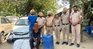 ਠੁੱਲੀਵਾਲ ਪੁਲਿਸ ਵੱਲੋਂ ਨਾਕਾਬੰਦੀ ਦੌਰਾਨ ਸ਼ਰਾਬ ਤਸਕਰ ਕਾਬੂ; ਪੁਲਿਸ ਨੂੰ ਵੇਖ ਭੱਜੀ ਕਾਰ ਖੇਤਾਂ ਵਿੱਚ ਪਲਟੀ, 60 ਬੋਤਲਾਂ ਬਰਾਮਦ