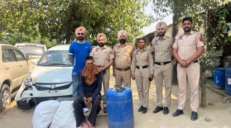 ਠੁੱਲੀਵਾਲ ਪੁਲਿਸ ਵੱਲੋਂ ਨਾਕਾਬੰਦੀ ਦੌਰਾਨ ਸ਼ਰਾਬ ਤਸਕਰ ਕਾਬੂ; ਪੁਲਿਸ ਨੂੰ ਵੇਖ ਭੱਜੀ ਕਾਰ ਖੇਤਾਂ ਵਿੱਚ ਪਲਟੀ, 60 ਬੋਤਲਾਂ ਬਰਾਮਦ