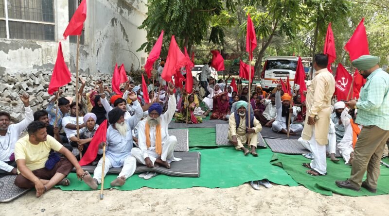 ਬਰਨਾਲਾ ਦੇ ਧਨੌਲਾ ਪੁਲਿਸ ਸਟੇਸ਼ਨ ਤੋਂ ਪੁਲਿਸ ਤਸ਼ੱਦਦ ਦਾ ਇੱਕ ਵੱਡਾ ਮਾਮਲਾ ਸਾਹਮਣੇ ਆਇਆ ਹੈ, ਜਿਸ ਨੇ ਖਾਕੀ ਵਰਦੀ ‘ਤੇ ਗੰਭੀਰ ਸਵਾਲ ਖੜ੍ਹੇ ਕੀਤੇ ਹਨ।